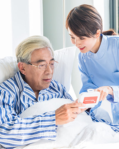 关爱陪护 由专业培训的养老护理人员,为老人提供生活照料服务,比如